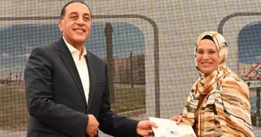 رئيس الوزراء يسلم عددا