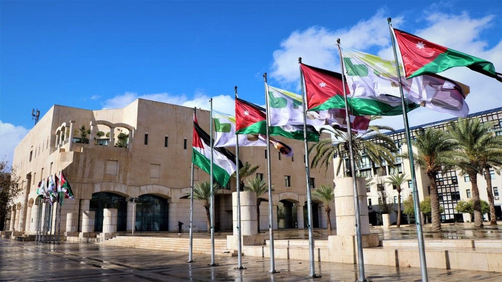 الشواربة يقرر اجراء تشكيلات