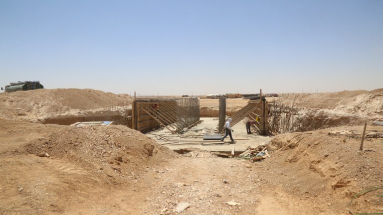تواصل الحكومة جهودها في تطوير الطريق المؤدي إلى الاستاد الدولي الجديد لكرة القدم