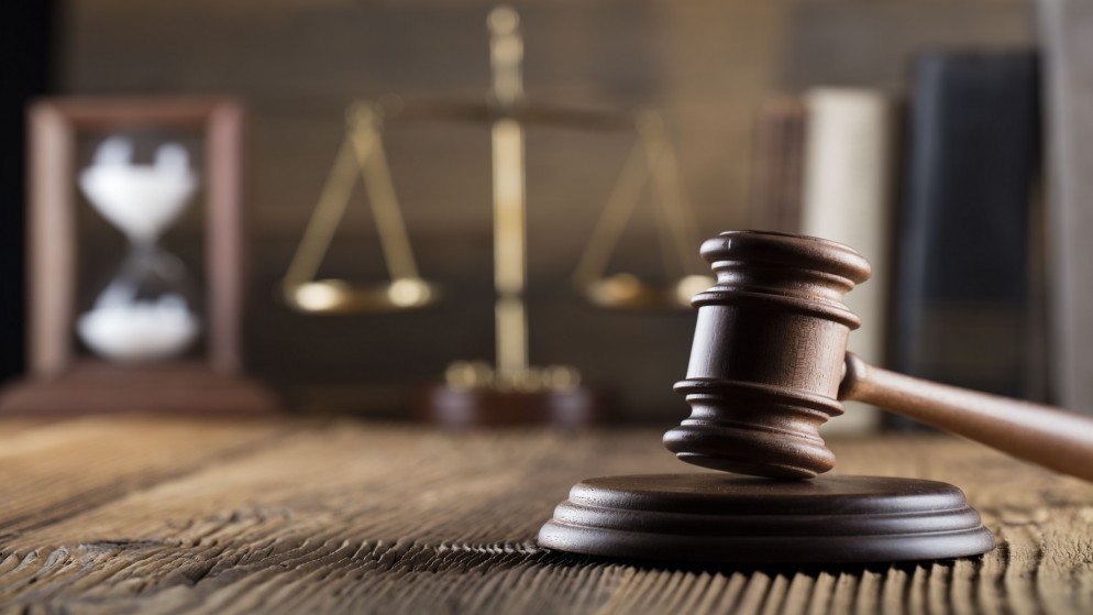 توقيف 3 موظفين من