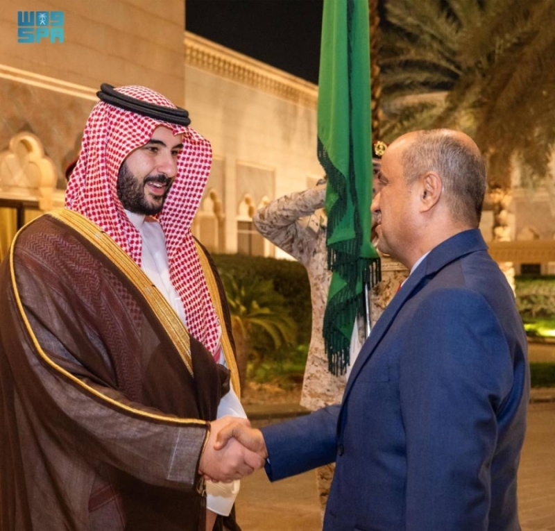 خالد بن سلمان يناقش