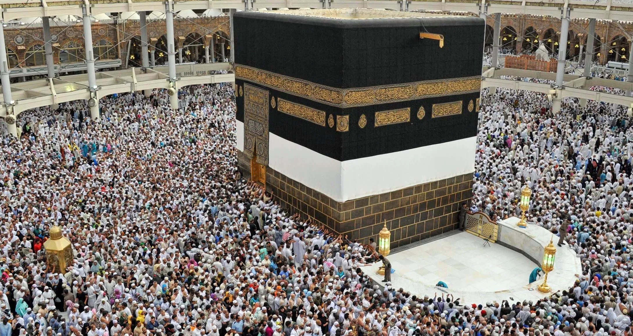 خيوط ذهبية تُنسَج لكسوة الكعبة المشرفة في مكة المكرمة  
كسوة الكعبة المشرفة تُحاك بخيوط من الذهب في قلب مكة  
كنوز مكة: خيوط ذهب تُستخدم في صناعة كسوة الكعبة المشرفة