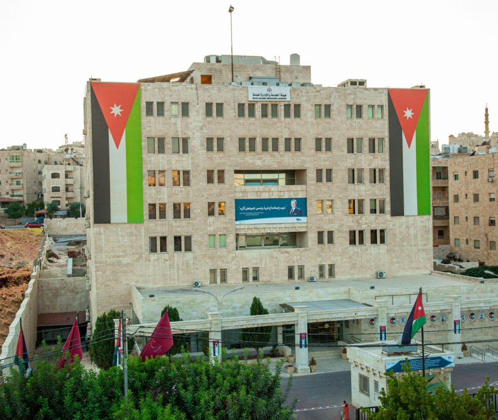 هيئة الخدمة تدعو مئات