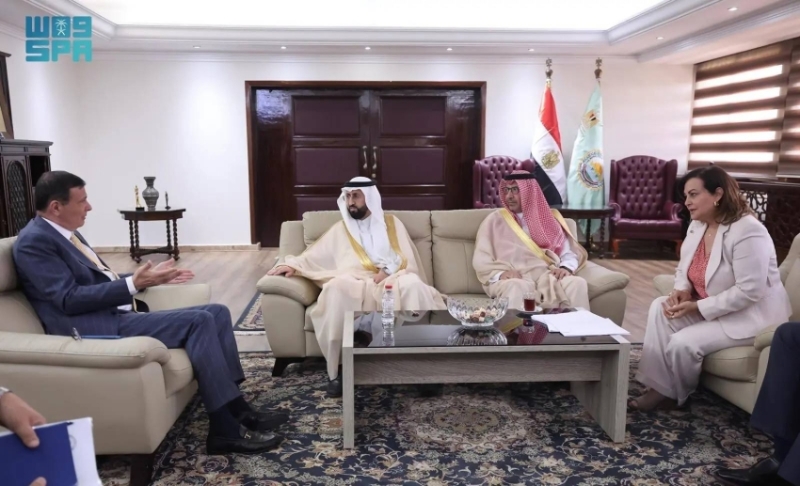 رئيس "الغذاء والدواء" يتناول