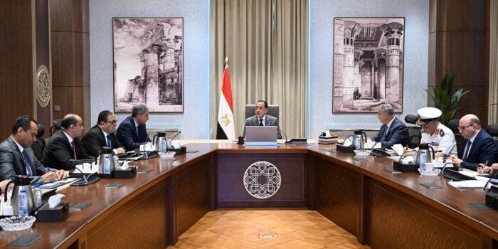 رئيس الوزراء يستعرض الاستفادة