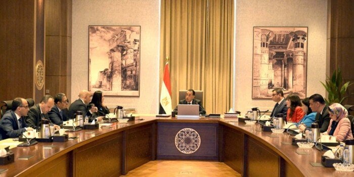 رئيس الوزراء يناقش مقترحات