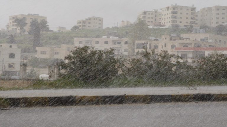 زخات مطرية تتساقط في مناطق متعددة