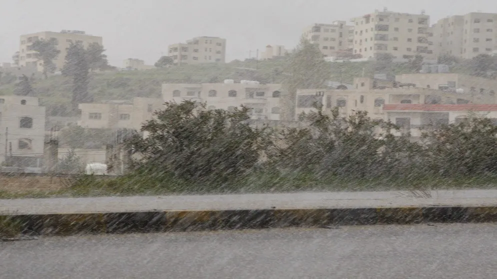 هطول زخات من المطر في مناطق عدة