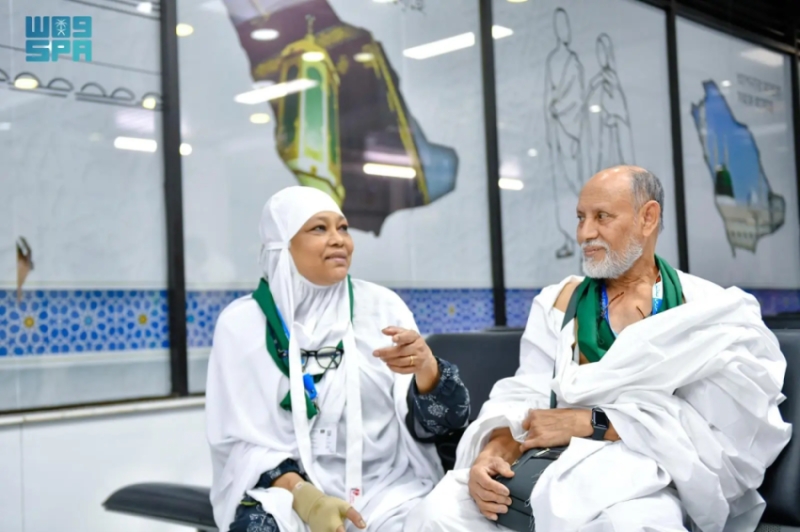 زوجان بنجلاديشيان يسافران من