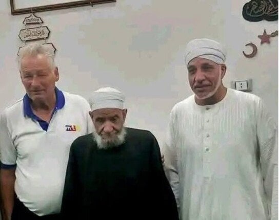 سائح ألماني يعتنق الإسلام في ساحة الشيخ الرملي بالأقصر