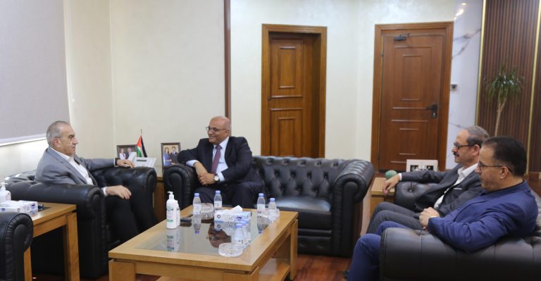 سعي نقيب الصحفيين لتأمين أراضٍ مخدومة