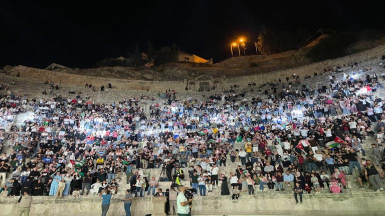 سماء المملكة تتلألأ بالألعاب النارية احتفالاً بعيد الاستقلال الـ 79
