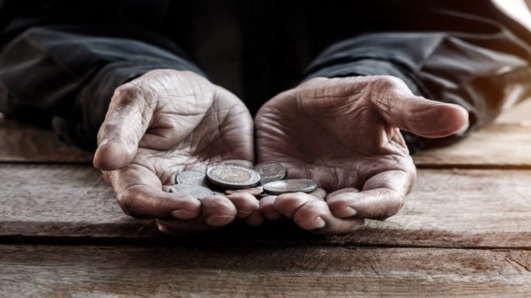 ضبط متسول يمتلك أملاكاً ويحتفظ بـ752 ديناراً في إربد