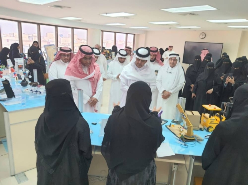 طالبات ثانوية بالأحساء يعرضن