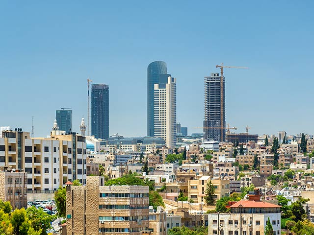 طقس معتدل اليوم وزخات