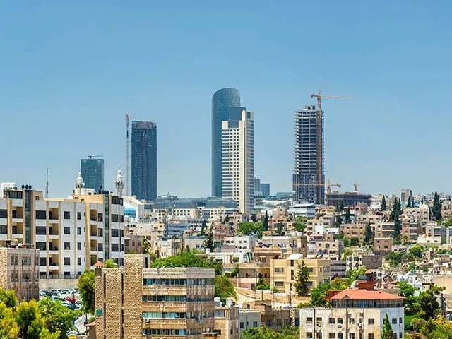 طقس معتدل اليوم وزخات مطرية جنوبي وشرقي المملكة غدًا