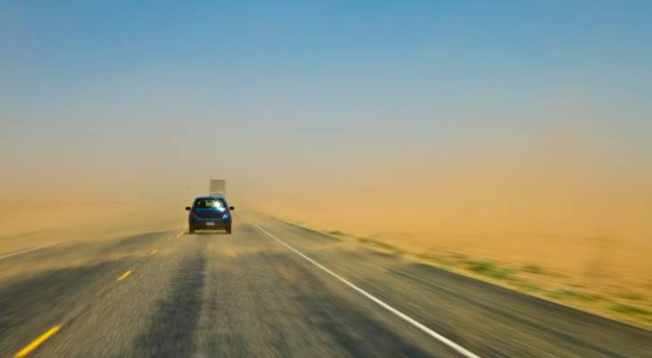 طقس معتدل وزخات مطرية