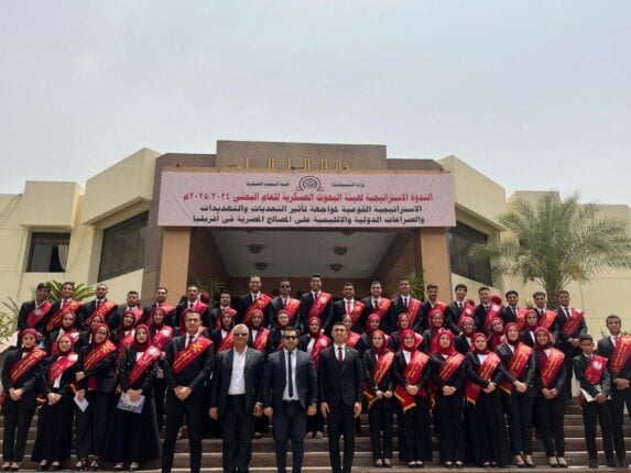 طلاب جامعة حلوان يساهمون
