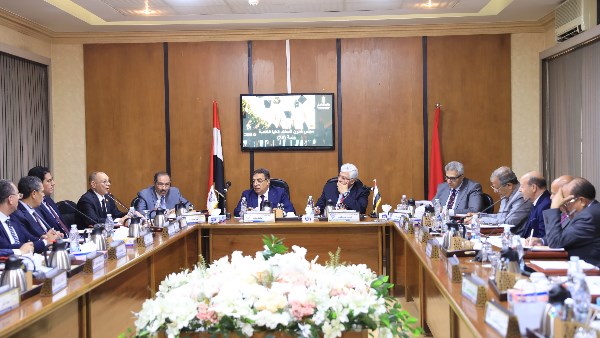 عاشور يركز على تمكين