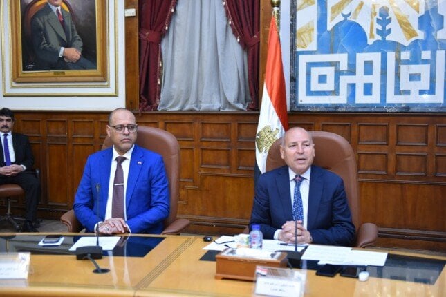 عقود عمل جديدة تُسلّم