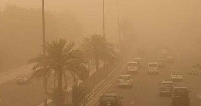 عوالق ترابية تضرب منطقة