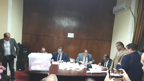 فرز أصوات الناخبين يبدأ