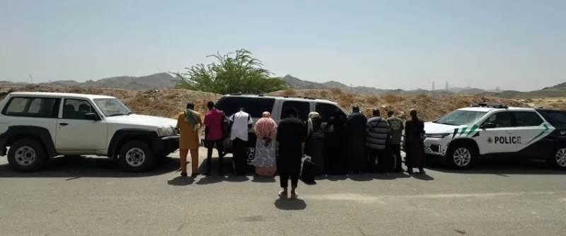 قوات الأمن تضبط مُخالفين لنظام الحج بنقل 11 وافدًا غير قانوني  
أمن الحج يعتقل مواطنًا لقيادته مجموعة من 11 وافدًا مخالفًا  
عملية أمنية تنتهي بضبط مواطن ينقل 11 وافدًا مخالفًا للحج  
أجهزة الأمن تحبط محاولة نقل 11 وافدًا مخالفًا ضمن إجراءات الحج