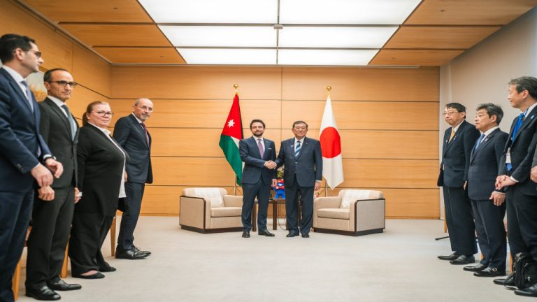 لقاء بارز بين ولي العهد ورئيس وزراء اليابان يعزز العلاقات الثنائية