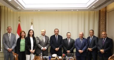 لقاء مثير بين وزير