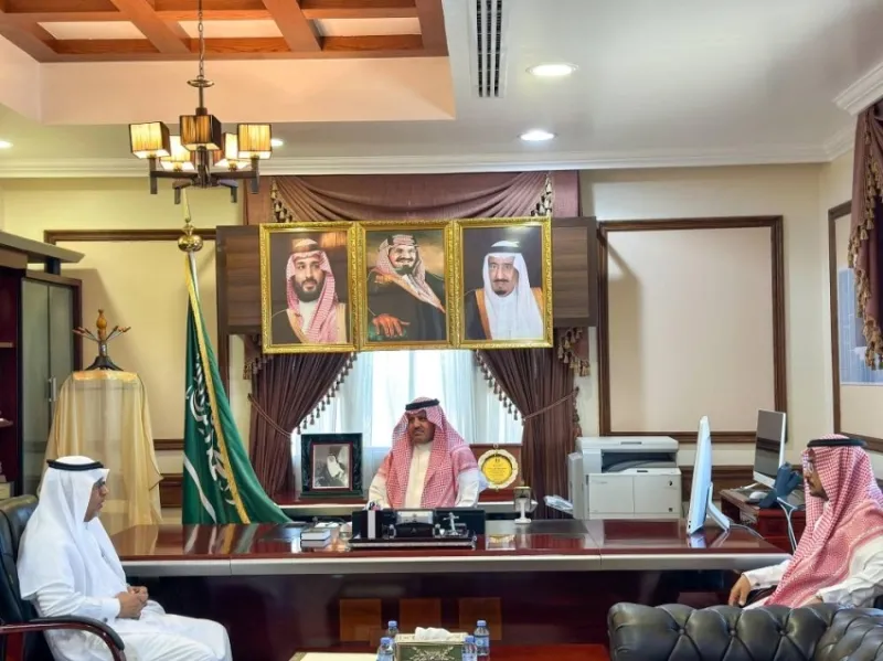 محافظ أملج يستعرض مشروعات جمعية "أمان" وأهدافها