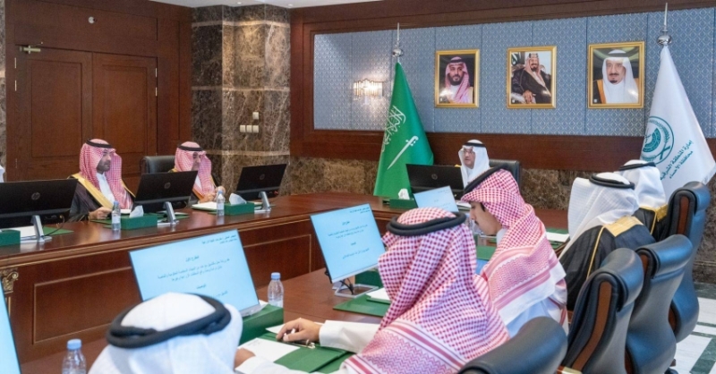 محافظ الأحساء يتصدر اجتماع