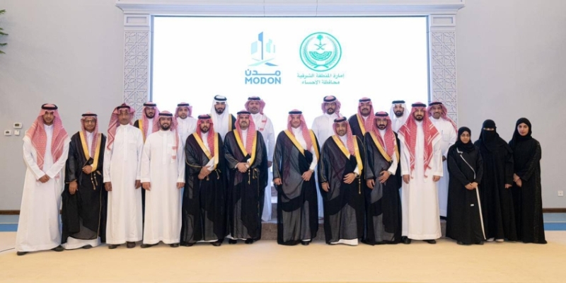 محافظ الأحساء يستعرض إنجازات