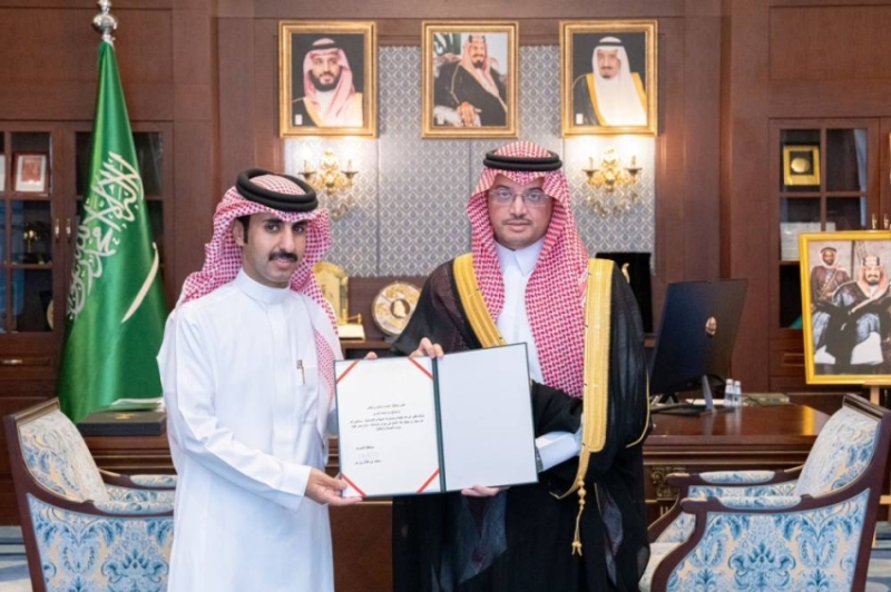 محافظ الأحساء يكرّم متبرعًا