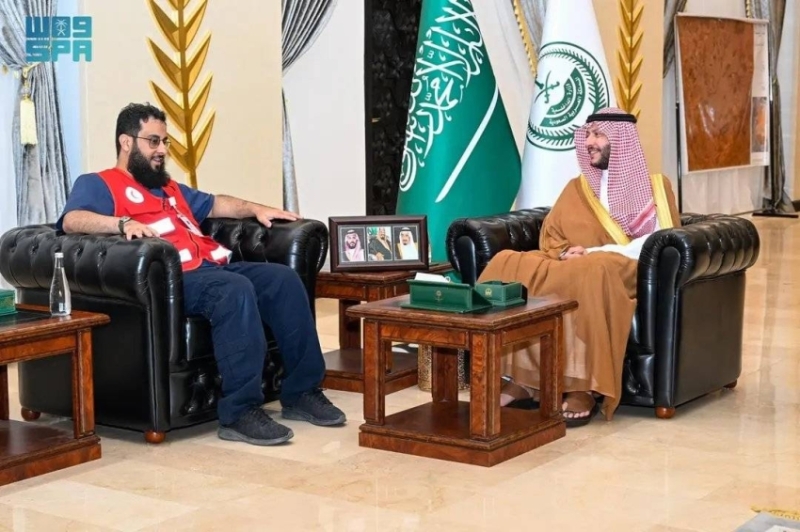 محافظ الطائف يتسلم شهادة