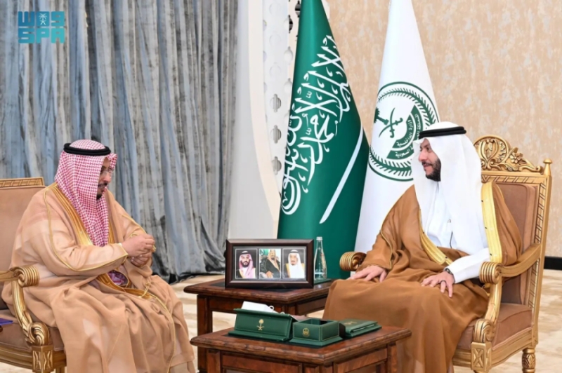 محافظ الطائف يجتمع برئيس