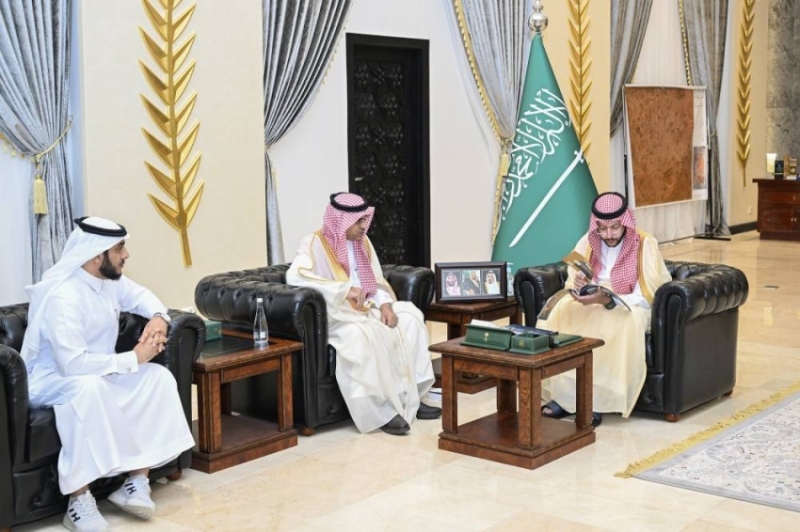 محافظ الطائف يستعرض تقرير