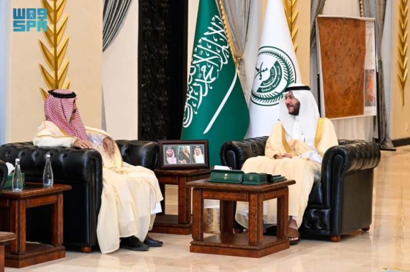 محافظ الطائف يستعرض خدمات