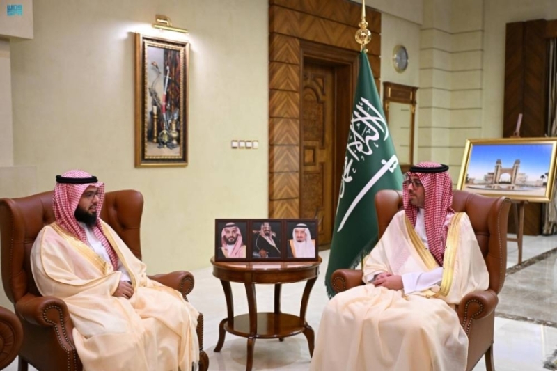 محافظ جدة يستعرض خطط