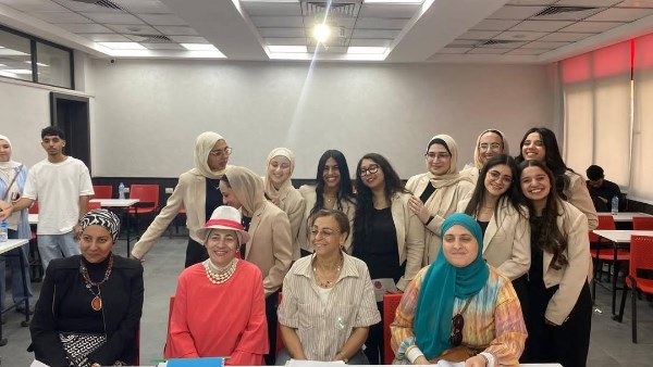 مناقشة مشاريع التخرج لدفعة
