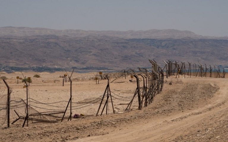 موافقة الحكومة على بناء جدار حدودي بالأردن