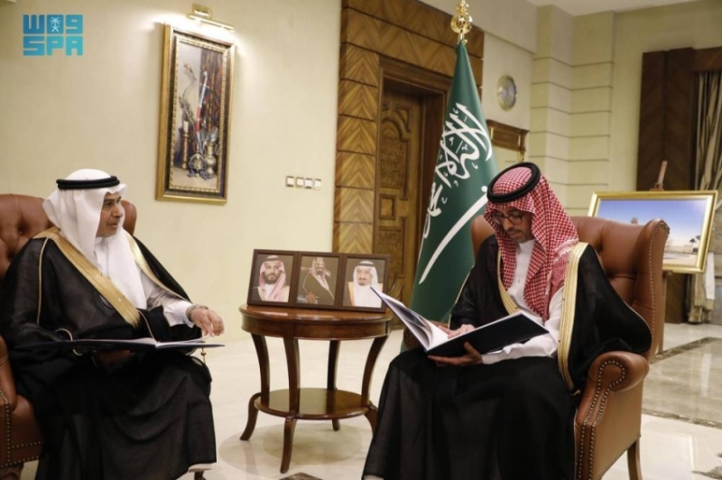 مُحافظ جدَّة يستعرض مشروعات