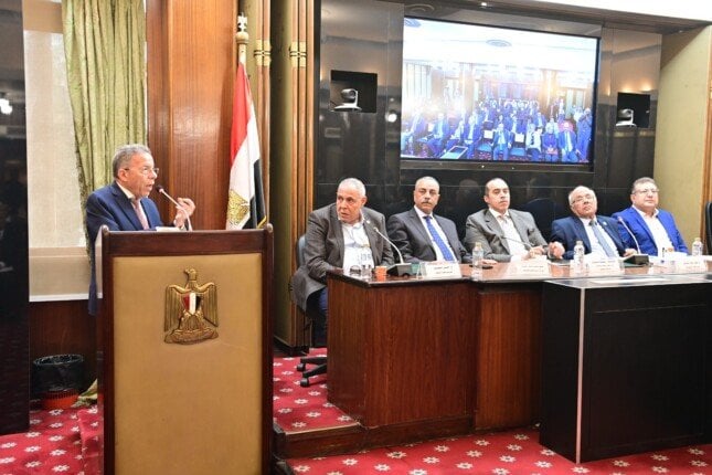 نقيب المحامين يغيب عن