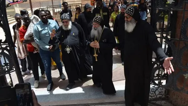 نيافة الأنبا مارتيروس يزور دير "الأنبا بيشوي" بالسودان

دير "الأنبا بيشوي" يستقبل نيافة الأنبا مارتيروس مع مجموعة من الخدام

استقبال مميز لنيافة الأنبا مارتيروس في دير "الأنبا بيشوي" بالسودان

زيارة نيافة الأنبا مارتيروس لدير "الأنبا بيشوي" تثير اهتمام الخدام

نيافة الأنبا مارتيروس برفقة الخدام في دير "الأنبا بيشوي" بالسودان