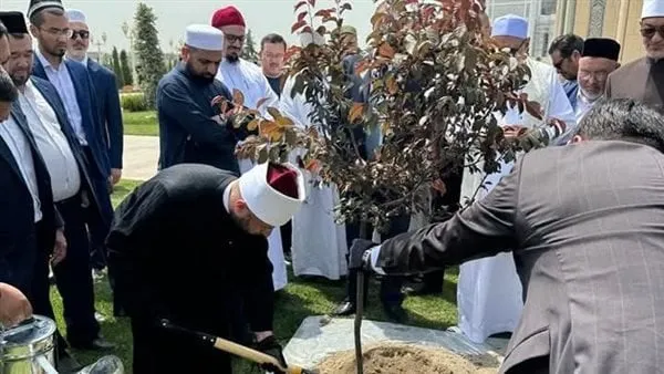 وزير الأوقاف يغرس شجرة في مرقد الإمام البخاري بسمرقند