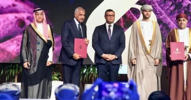 وزير الإسكان يشارك في