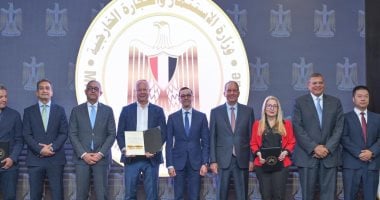 وزير الاستثمار يسلم 6