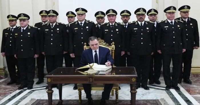 وزير الداخلية يوافق على تجنس 21 مواطنًا بجنسيات أجنبية مع الاحتفاظ بالجنسية المصرية