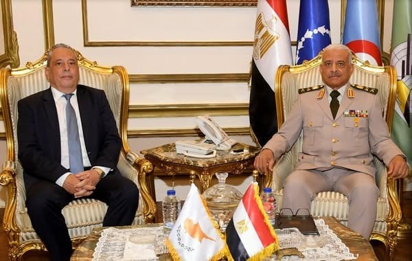 وزير الدفاع يعقد اجتماعًا