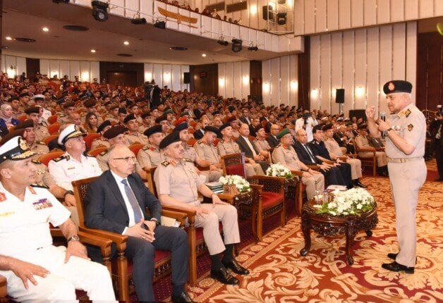 وزير الدفاع يعقد مناقشة