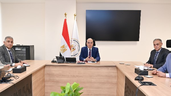 وزير الموارد المائية يناقش